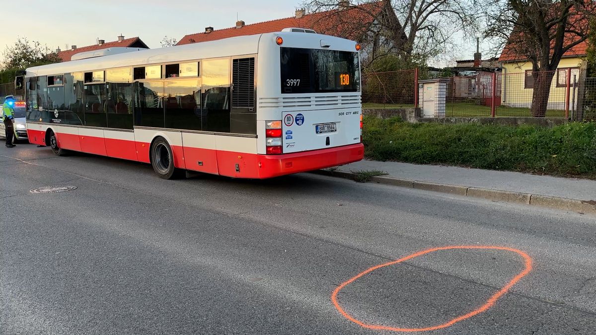 Autobus v Praze srazil chlapce, který vběhl na přechod